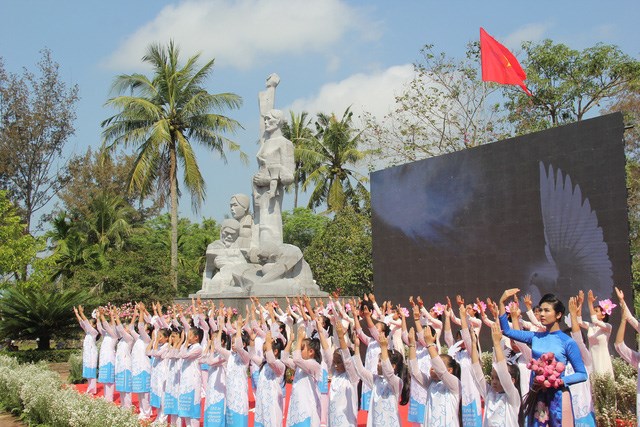 Lễ tưởng niệm 50 năm ngày 504 thường dân Sơn Mỹ bị thảm sát diễn ra sáng nay tại khu chứng tích Sơn Mỹ, tỉnh Quảng Ngãi (Thời sự trưa 16/3/2018)